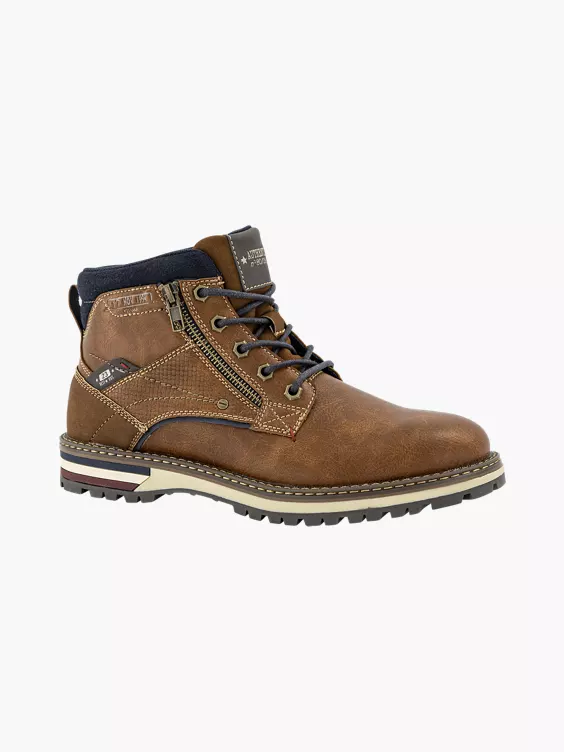 Bruine veterboot gevoerd  